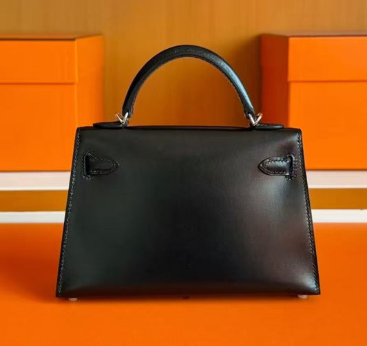 シルバーバックル付き本革ブラックレディースハンドバッグ