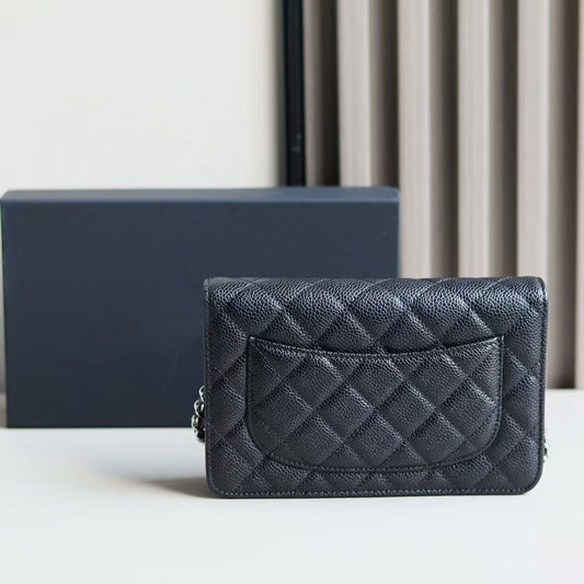 女性用ブラックレザーバッグ