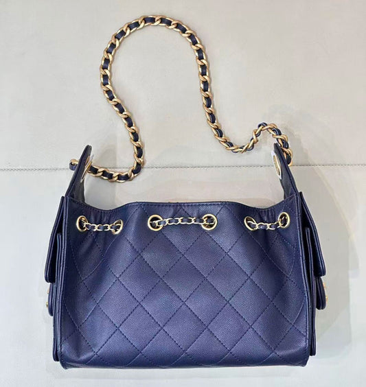 ダークブルーのレザーバッグ