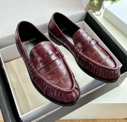 男性用ローファーシューズ