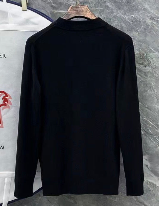 黒の長袖シャツ