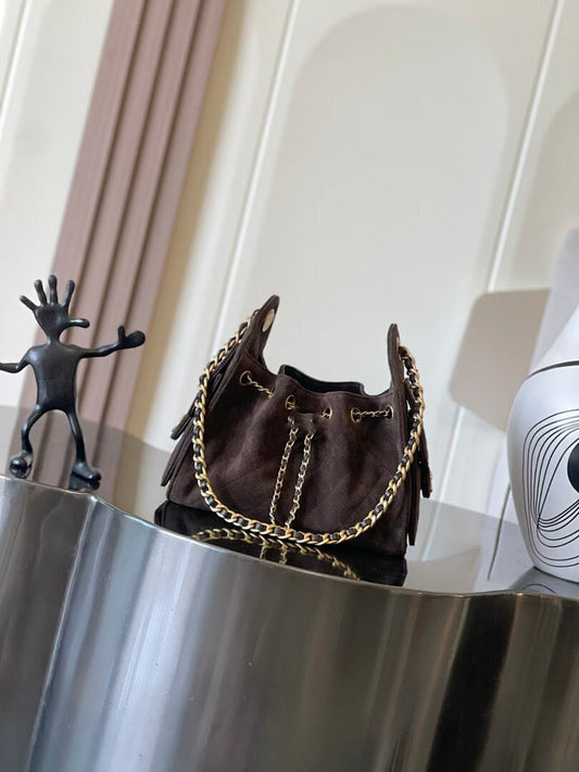 Bolso tipo cubo de ante marrón oscuro