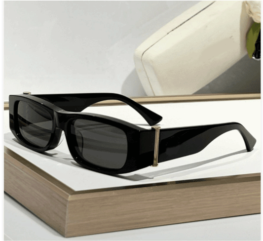 Schwarze rechteckige Sonnenbrille mit goldenem Streifenakzent